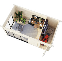 Innenansicht eines Holzgartenhauses mit Büromöbeln und Gartengeräten