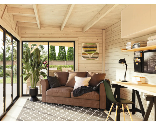 Helles Wohnzimmer mit Sofa, Schreibtisch und Pflanze in einem Gartenhaus