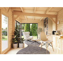 Holzgartenhaus Innenansicht mit Sesseln, Teppich, Pflanzen und Schreibtisch