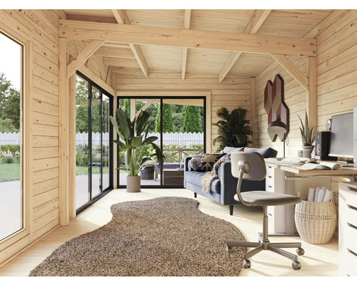 Innenansicht eines Gartenhauses mit Schreibtisch, Bürostuhl und Sofa