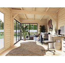 Innenansicht eines Gartenhauses mit Büro, Sofa und Teppich