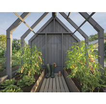 Gewächshaus mit Gemüsepflanzen, Gummistiefeln und Holzboden