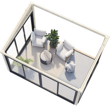 Innenansicht eines Gartenhauses mit Möbeln und Pflanzen für eine entspannte Atmosphäre