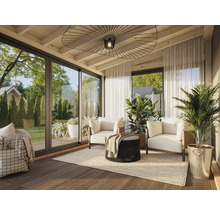 Heller Wintergarten mit Sitzgruppe, Pflanzen und großem Fenster für den Außenbereich