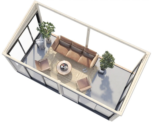 Innenansicht eines hellen Sommerhauses mit Möbeln und Pflanzen