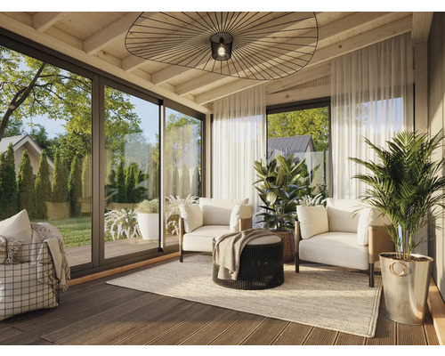 Heller Wintergarten mit Terrassentüren, Sofas, Pflanzen und dekorativer Beleuchtung