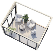 Innenansicht eines modernen Gartenhauses mit Sitzgelegenheiten, Pflanzgefäßen und großen Fenstern.