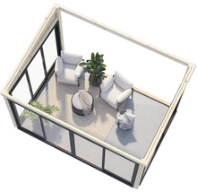 Überblick über eine Gartenlaube mit zwei Sesseln, einem Tisch und Pflanzen.