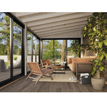 Veranda mit Terrassendielen, Möbeln und großen Glasschiebetüren