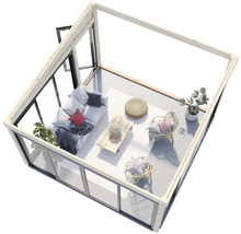 Heller Gartenraum mit Glasfront und Holzbalkenkonstruktion, eingerichtet mit Sofa, Tisch und Stühlen