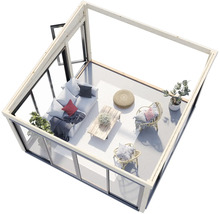 Innenraum eines Gartenhauses mit Sofa, Tisch und Stühlen