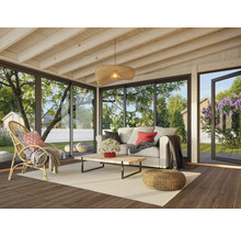 Helle Veranda mit Sitzgruppe, Couchtisch und Ausblick in den Garten