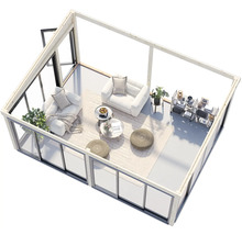 Innenansicht eines Holzgartenhauses mit Möbeln, Sofas, Tischen und Regalen