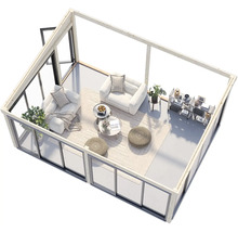 Innenansicht eines modernen Gartenhauses mit Möbeln und großen Fenstern