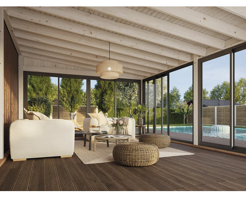 Helle Veranda mit Sitzgruppe, Teppich, Poufs und Blick auf den Garten mit Pool.