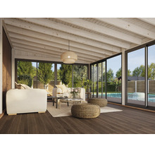 Helle Veranda mit Sitzgruppe, Couchtisch und Blick auf den Garten mit Pool