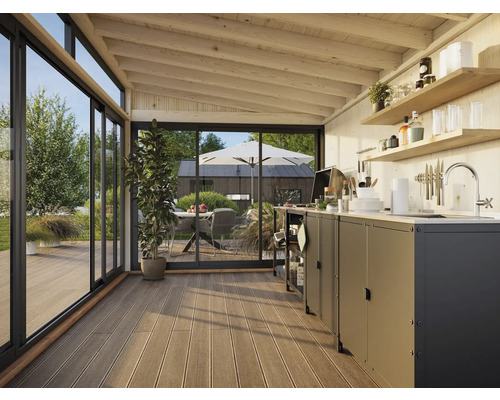 Helle Veranda mit Glasschiebetüren, Holzboden, Holzbalkendecke und Küchenzeile