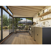 Helles Gartenhaus mit Schiebetüren, Außenküche und Holzterrasse für den Außenbereich