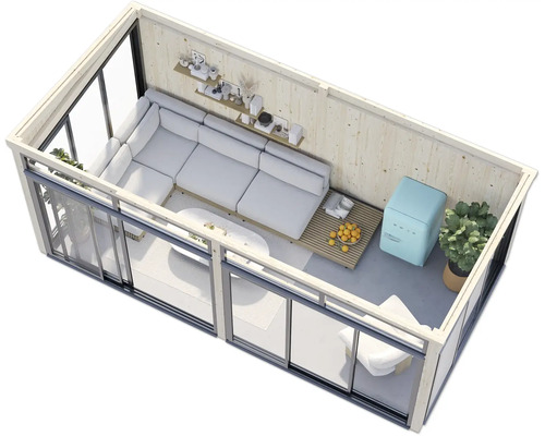 Innenraum eines Gartenhauses mit Sofa, Tisch, Regalen und Dekoration