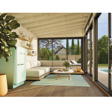 Helles Wohnzimmer mit Couch, Tisch, Kühlschrank der Marke Smeg und Blick in den Garten mit Pool