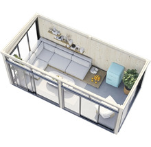 Innenraum eines Gartenhauses mit Sofa, Tisch und Kühlschrank