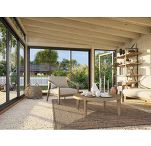 Heller Wintergarten mit Sitzgelegenheiten, Tisch und Regalen für Gartenmöbel und Dekoration