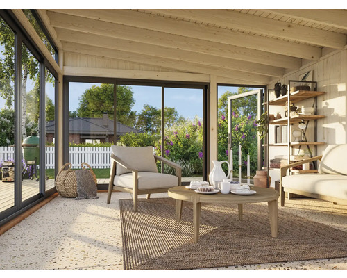 Heller Wintergarten mit Sitzgruppe, Tisch und Regalen