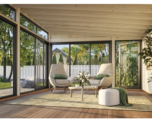 Helle Veranda mit Sitzbereich, bestehend aus Sesseln, Tisch und Hocker