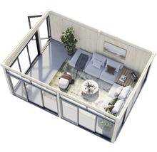 Ansicht eines modernen Gartenhauses mit Wohnbereich, ausgestattet mit Sofa, Tisch und Dekoration