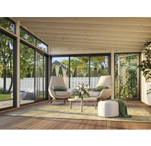 Helles Gartenhaus mit Sitzbereich, bestehend aus zwei Sesseln, einem Tisch, einem Hocker und großen Fensterflächen.