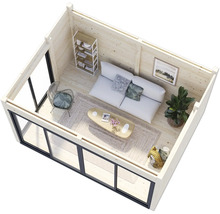 Innenansicht eines Gartenhauses mit Sofa, Sessel, Tisch und Regal