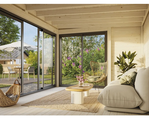 Helle und geräumige Veranda mit Gartenblick durch große Fenster und Schiebetüren, ergänzt durch Sitzmöbel und dekorative Elemente