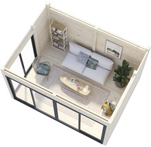 Innenansicht eines Holzgartenhauses mit Möbeln wie Sofa, Tisch und Regal