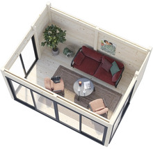 Innenansicht eines hellen Gartenhauses mit Fenstern, Sofa, Sesseln, Tisch und Dekoration