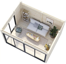 Innenansicht eines Holzgartenhauses mit Sofa, Tisch und Regalen