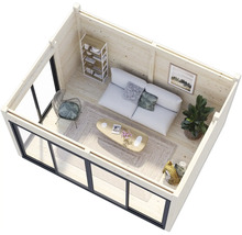 Innenansicht eines Gartenhauses mit Möbeln, darunter ein Sofa, ein Tisch und Regale.