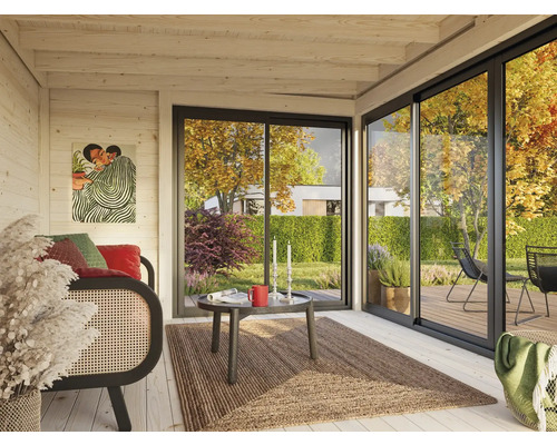 Helles Interieur mit Sofa, Teppich, Tisch und Schiebetür zum Garten