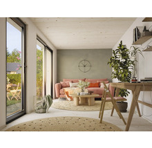 Wohnzimmer mit Sofa, Tisch, Teppich, Pflanze und Fenster zum Garten