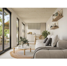 Heller Wohnraum mit Sofa, Regalen, Küchentheke und Terrassentür