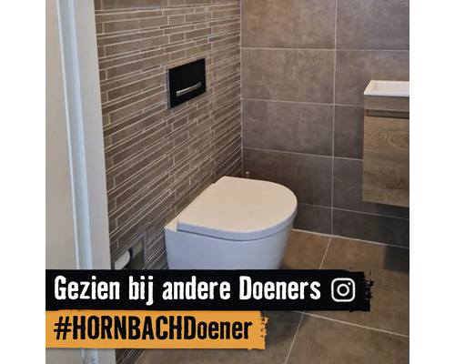 Modernes Badezimmer mit Toilette, Waschbeckenunterschrank und Wandfliesen