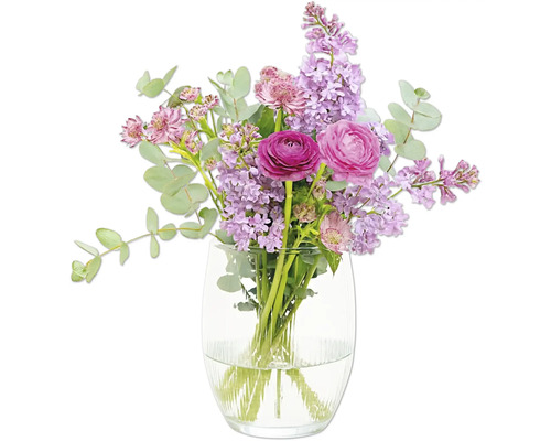 Blumenstrauß mit Ranunkeln und Flieder in einer Glasvase
