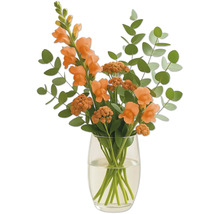 Blumenarrangement mit Löwenmäulchen und Eukalyptus in Glasvase