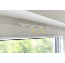 Fenster mit Lüftungssystem und gelben Pfeilen, die den Luftstrom anzeigen