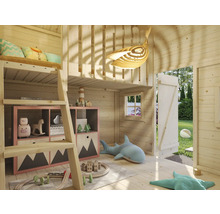 Helles Kinderspielhaus mit Leiter, Regalen, Fenster, Tür und Dekoration