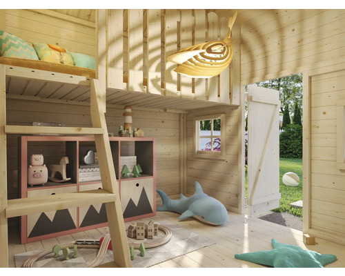 Helles Kinderspielhaus mit Leiter, Regalen, Fenster, Tür und Dekoration