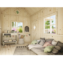 Innenansicht eines hellen Kinderspielhauses mit Fenstern, Kasse, Spielzeug und Kissen