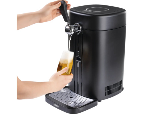 Bierzapfanlage beim Zapfen eines Glases Bier