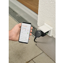 Osram Smart Plug für den Außenbereich mit App-Steuerung am Smartphone