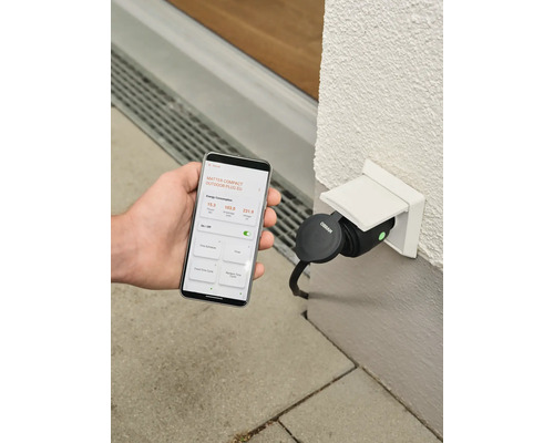 Osram Smart Plug für den Außenbereich mit App-Steuerung am Smartphone