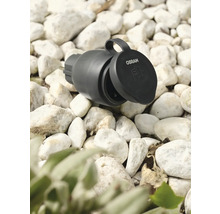 Osram Logo. Gartensteckdose mit geöffnetem Deckel auf Kies.